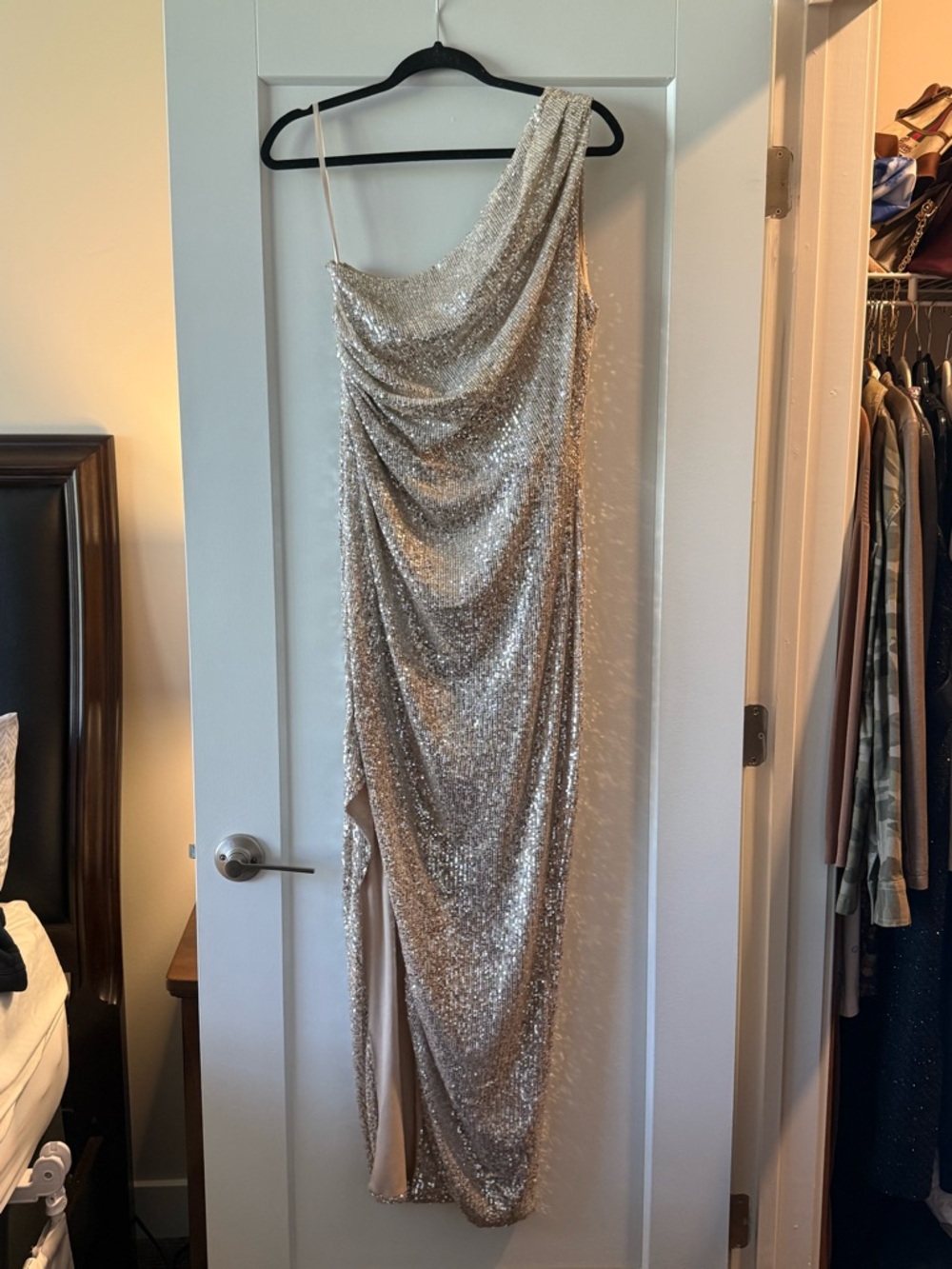 Alexia Admor One-Shoulder Sequin Gown in Champagne